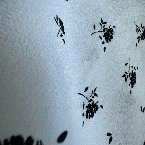 Flattering Summer dress 🤍white with little black flowers Banana Republic size 0 - Picture 5 of 8